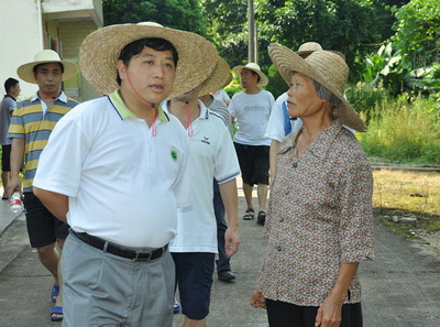 省福彩中心党支部书记,主任黄严冰与帮扶户交流听取意见